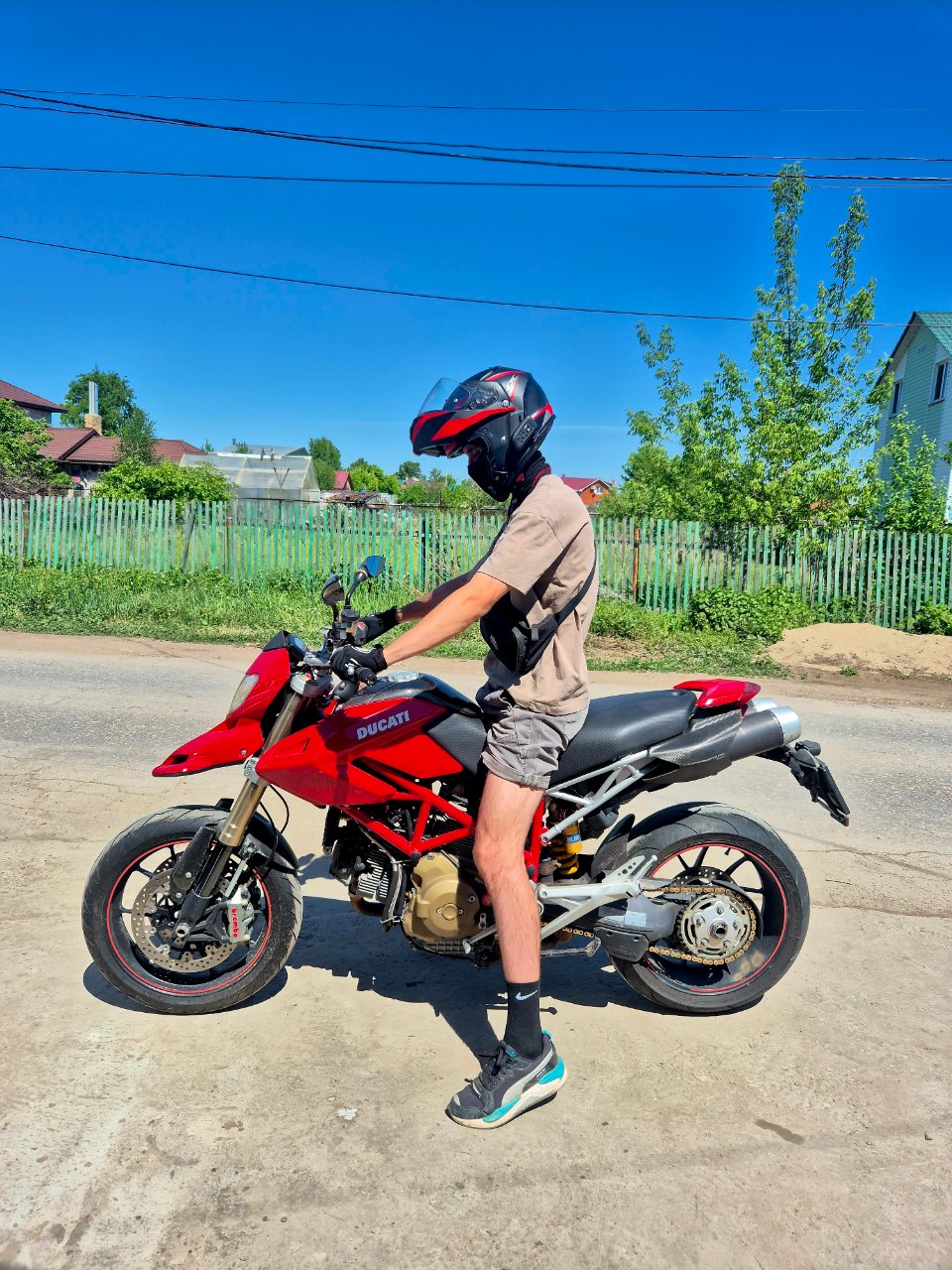 Красный Ducati Hypermotard 1100S — аренда мотоцикла в Moto Club 63